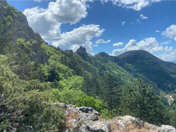 Pic et grotte d'Anjeau depuis la cascade de la vis