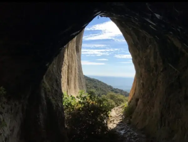 Roque des bancs (Lacoste)